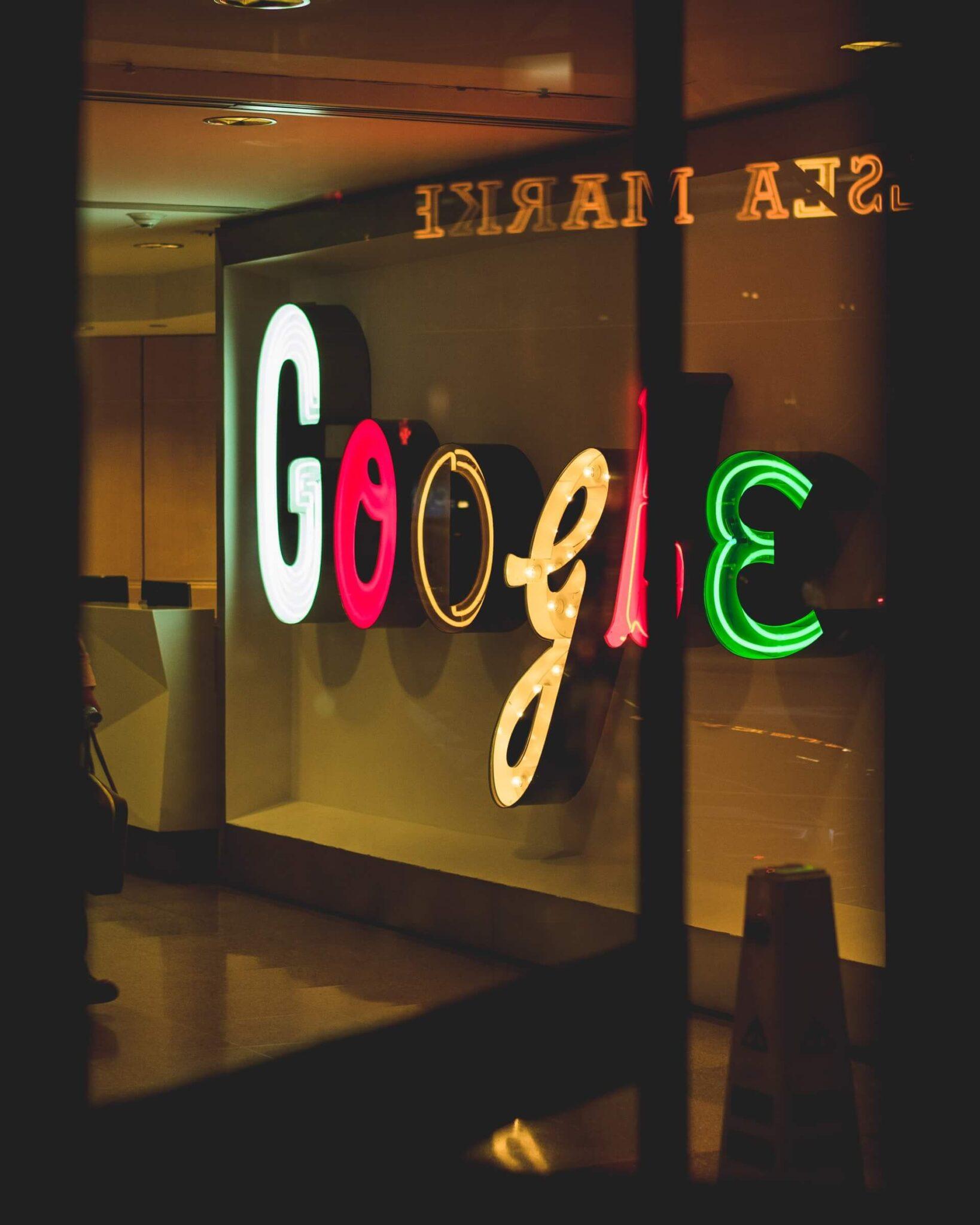 neon lichten in de vorm van het google logo