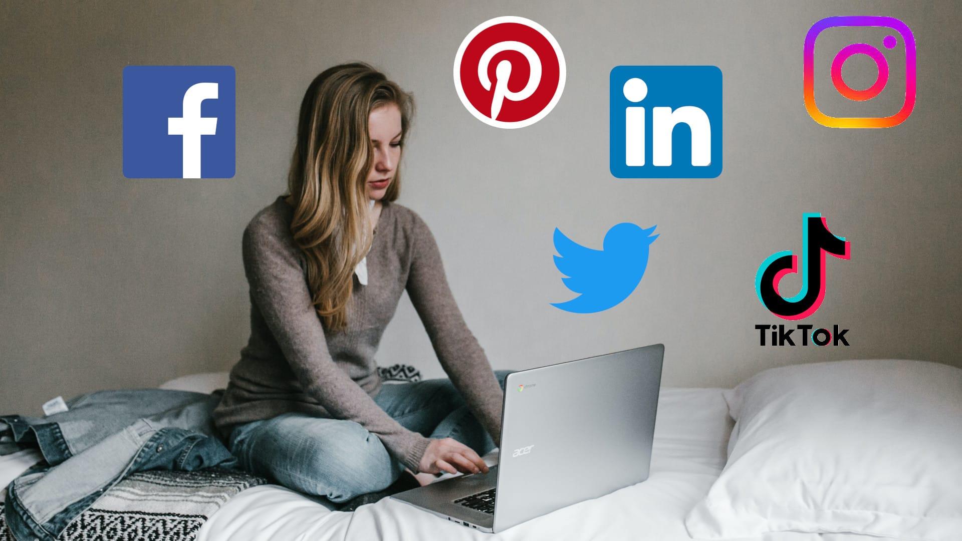 Meisje aan het werp op laptop op bed met verschillende Social media logo's: Facebook, insta, twitter, pinterest, linkedin, tiktok